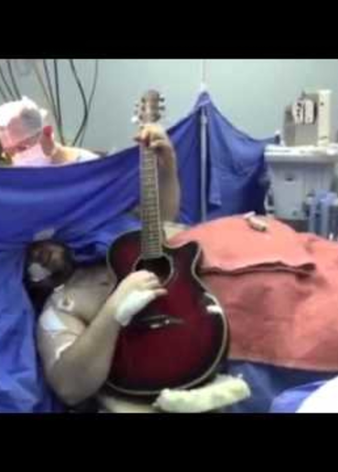 مريض بالسرطان يعزم 6 أغنيات أثناء عملية جراحية في المخ