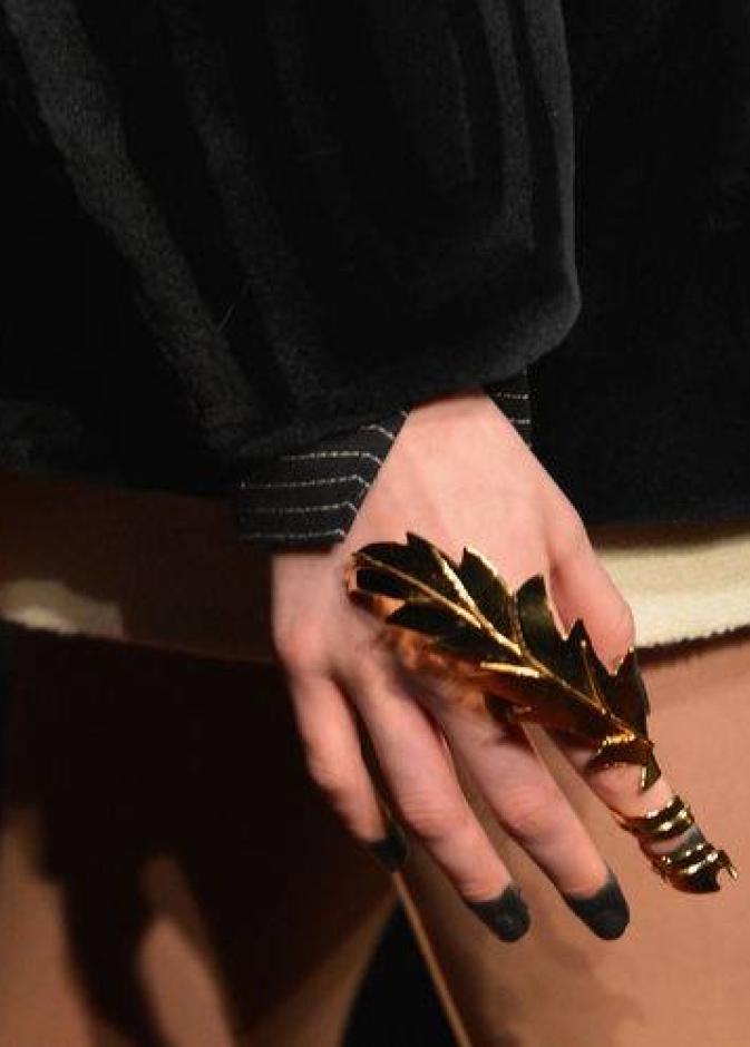 خاتم غريب وطلاء أظافر أغرب في عرض أزياء Thom Browne في نيويورك