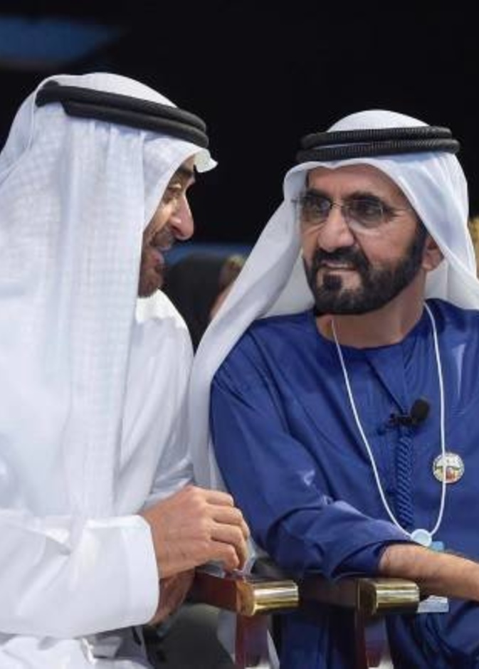 الشيخ محمد بن راشد في حديث ودي مع الشيخ محمد بن زايد خلال القمة العالمية للحكومات