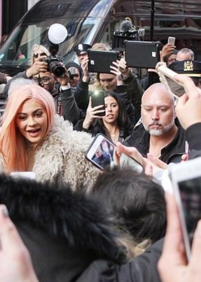 كايلي جينر تلتقي بعدد كبير من معجبيها خلال افتتاحها لمتجر خاص بمستحضرات المكياج الخاصة بها