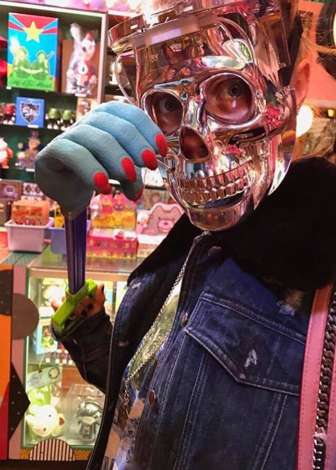 كارا ديليفين بأغرب صورة لها على الانستغرام .. فهل بامكانكم التعرف عليها؟