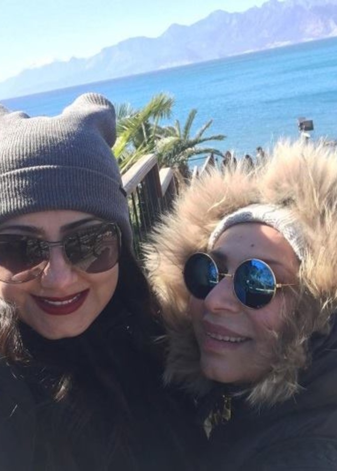 هيفاء حسين و زهرة الخرجي في سيلفي "شتوي" في تركيا