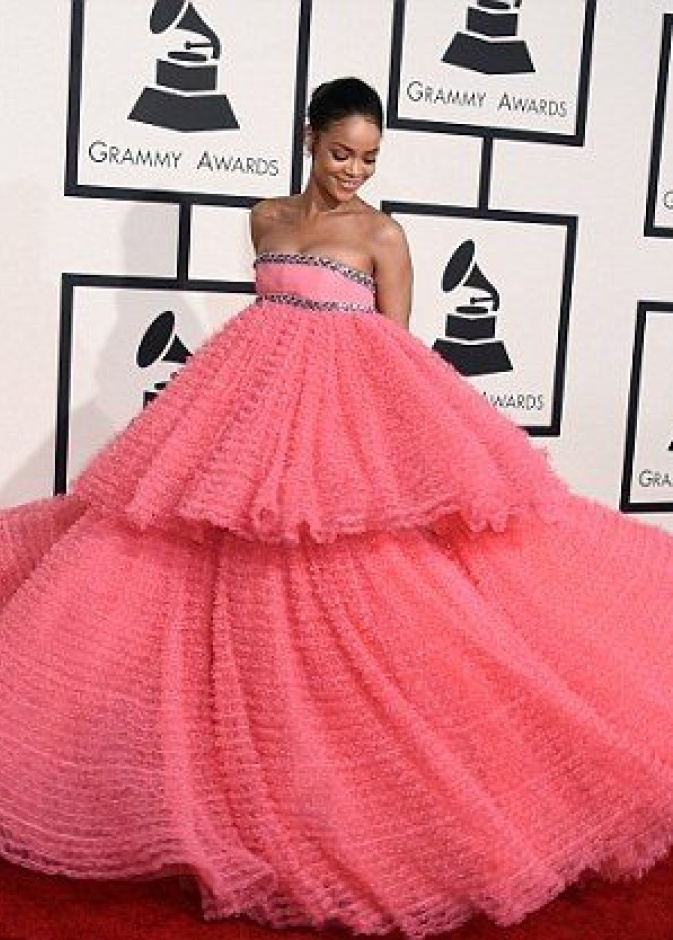 ريهانا سعيدة بفستانها من جياماتيستا فالي في حفل جوائز غرامي