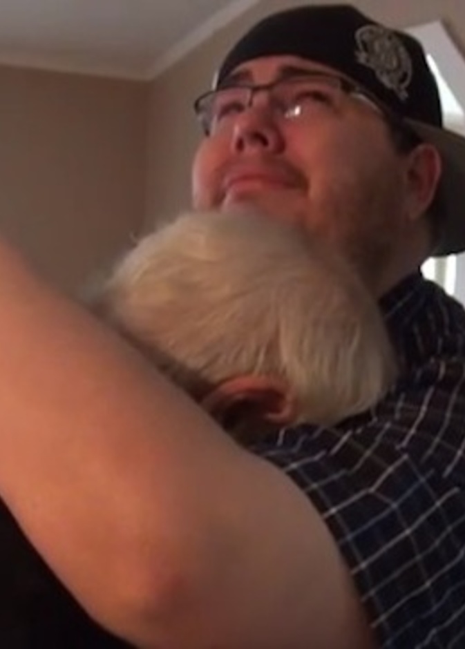 فيديو.. أمريكي يشتري بكامل ثروته منزلا لأبيه