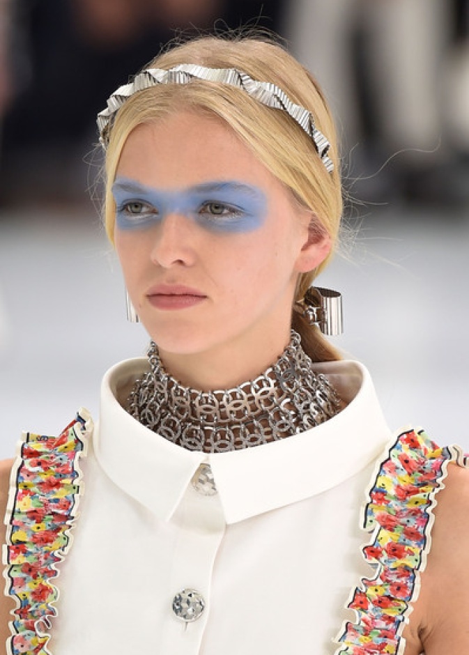 رحلات "شانيل" الجوية تعجّ بالصيحات الجمالية المقبلة