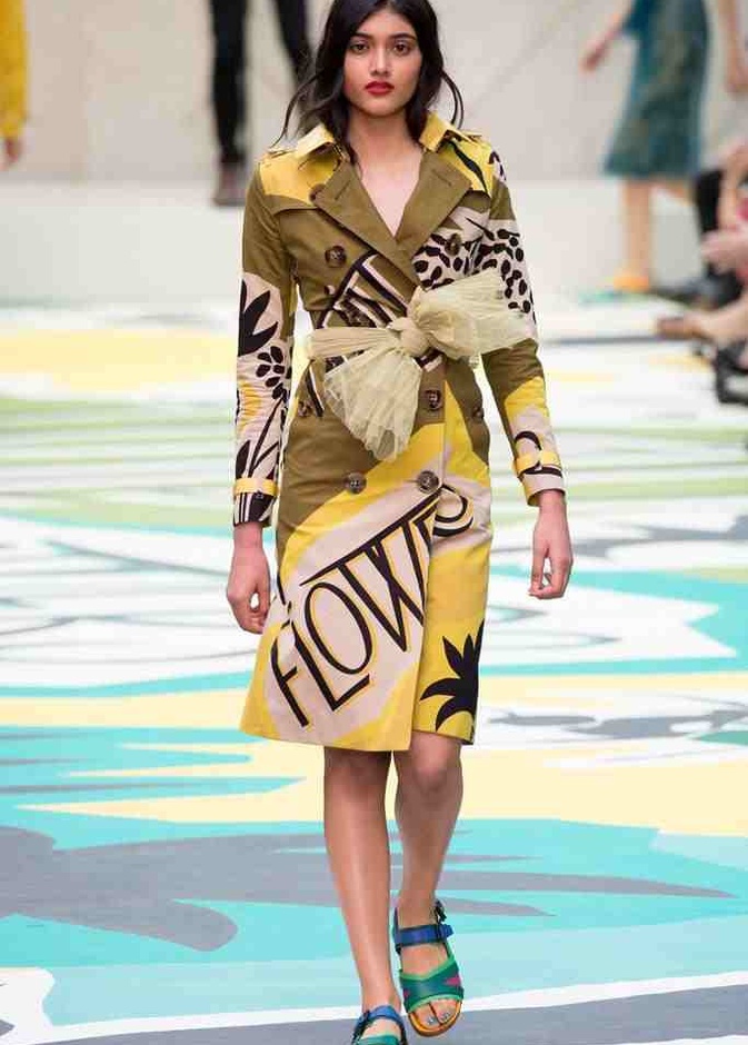 الطيور والنحل أعلى زهور BURBERRY PRORSUM