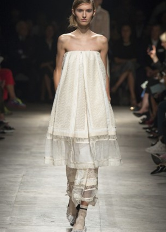 أناقة Rochas تنضح بجمال الأبيض والأسود