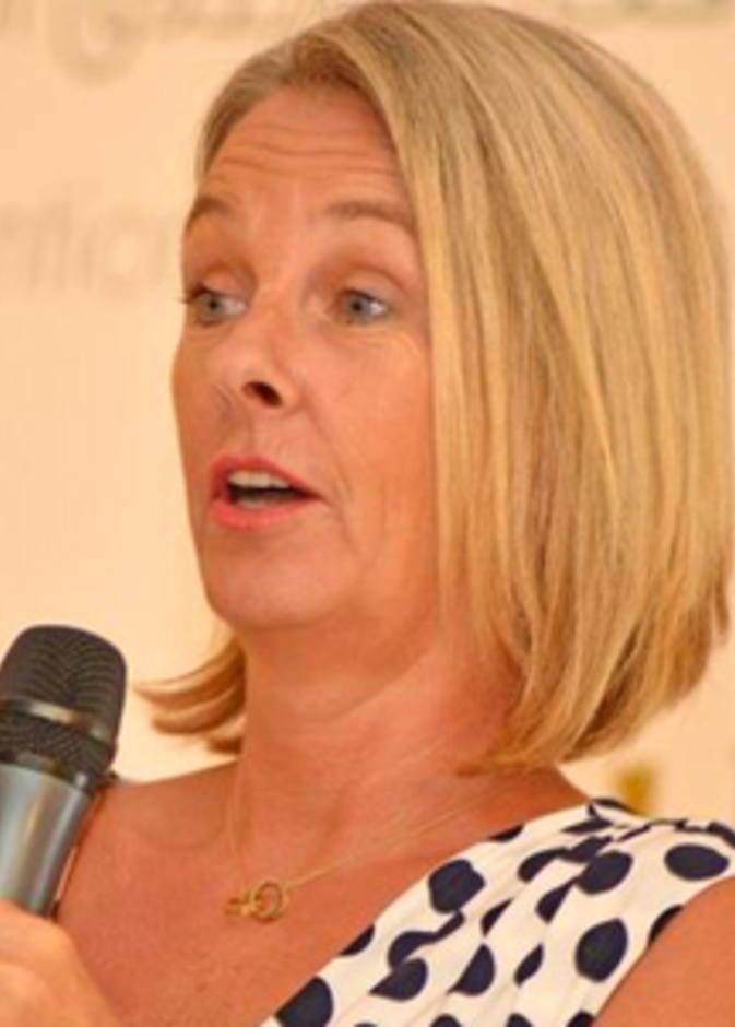 دينس كولينز إستشارية المظهر الشخصي في شركة ذي كولور دن العالمية 