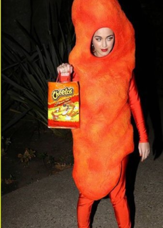 كايتي بيري في تنكر مضحك وطفولي خلال عيد الهالووين