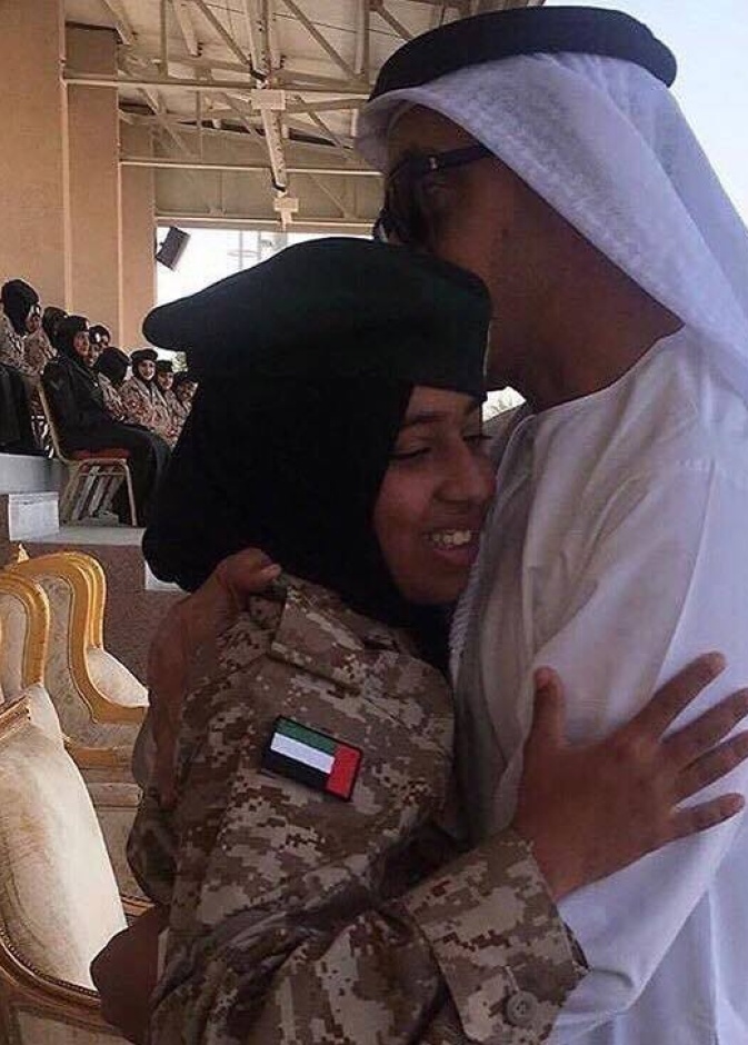 الشيخ عبد الله بن زايد يحتضن ابنته الشيخة فاطمة في تخريجها من الدورة العسكرية في مدرسة خولة بنت الأزور