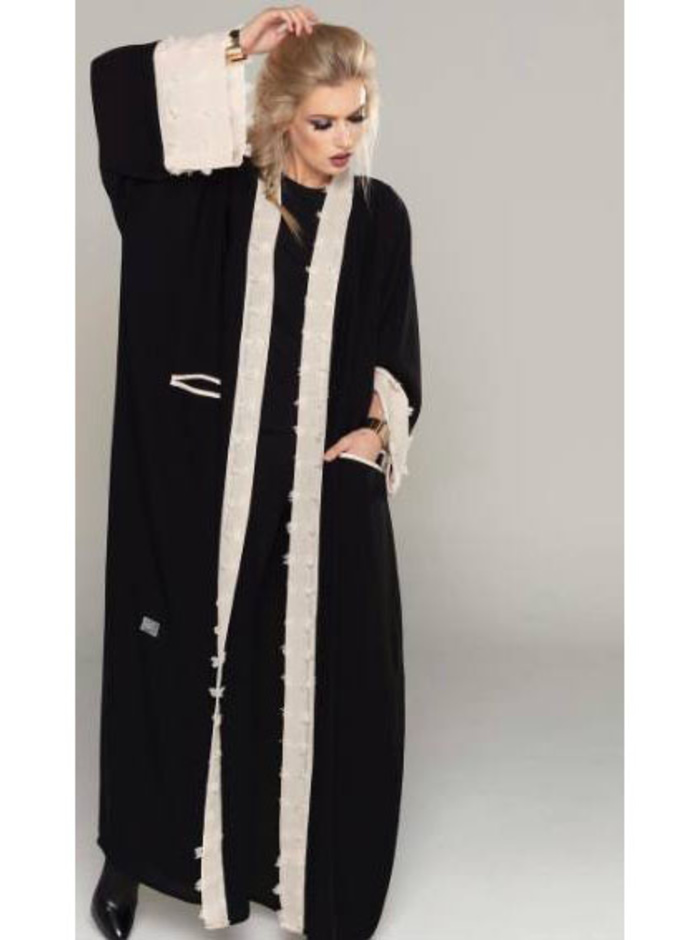 تصميم بسيطة باللون الأسود مع صيحة الأكمام الجرسية من تصميم  RAABYRAA
