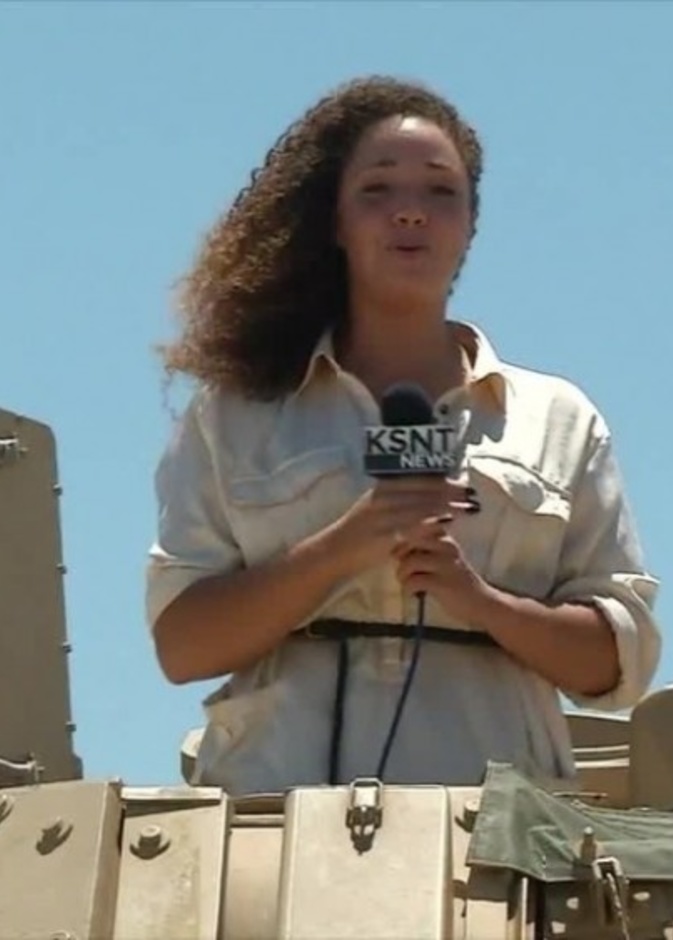 بالفيديو: حشرة تطارد مذيعة وتخرجها عن طورها  