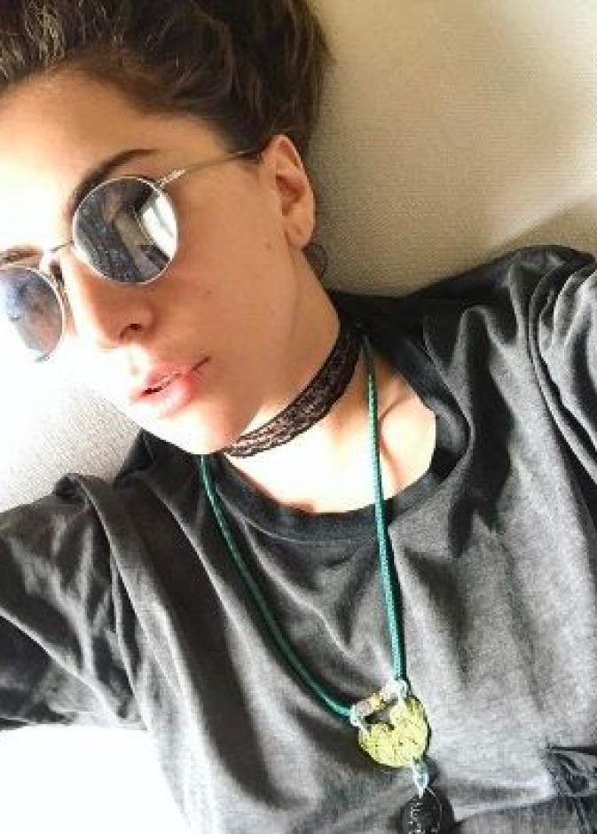 ليدي غاغا ترفع علامة النصر مستعدة لمهرجان Coachella الموسيقي