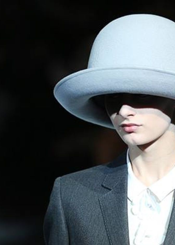 قبعة غريبة التصميم من Emporio Armani عرضت ضمن أسبوع ميلان لأزياء خريف 2014