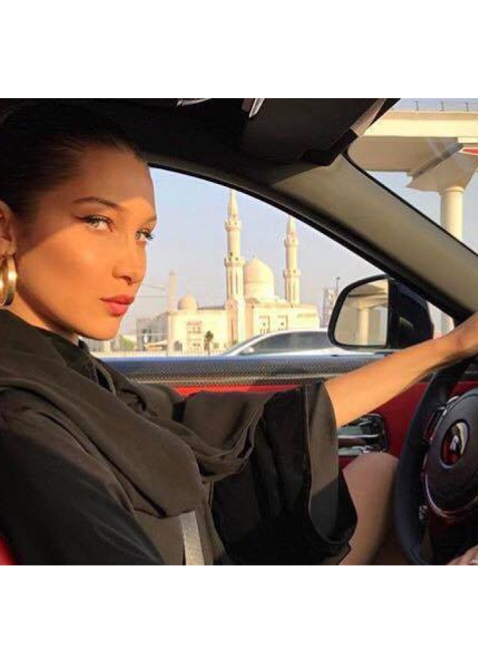 بيلا حديد تقود السيارة بنفسها متوجهة للعاصمة الإماراتية أبوظبي