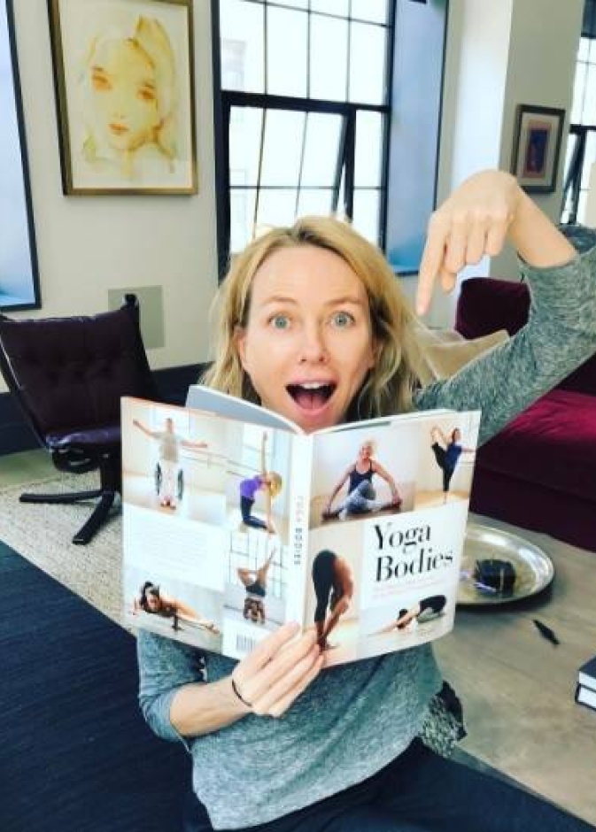 ناعومي واتس تبدو متحمسة لكتاب جديد عن اليوغا!