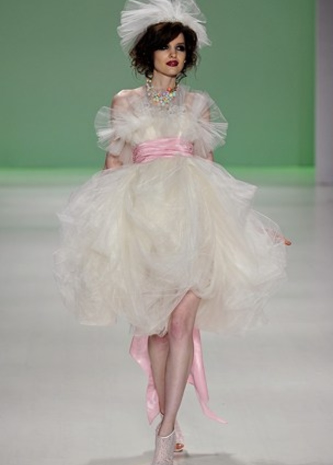 تصاميم بيتسي جونسون لا تخلو من الجنون والمرح