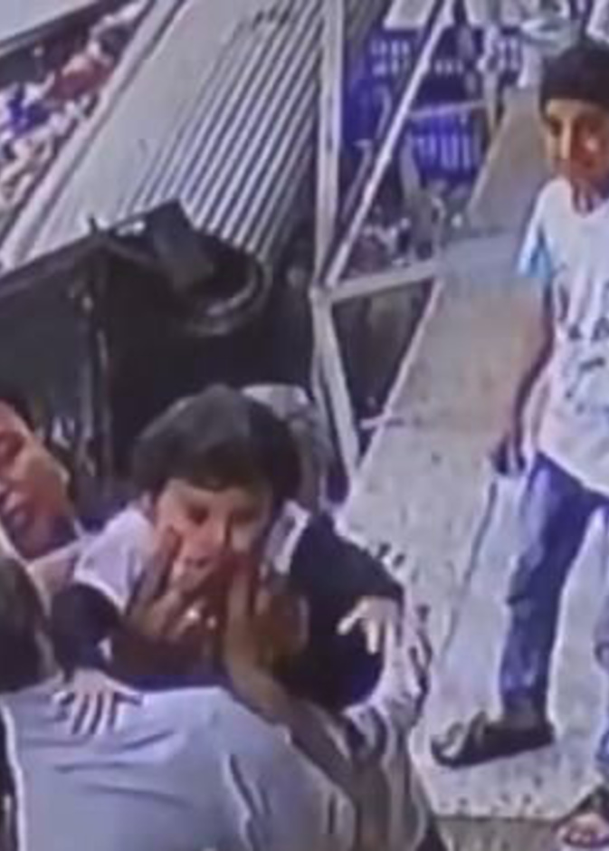 فيديو طفلة تسقط من الشرفة بين يدي المارة في الشارع