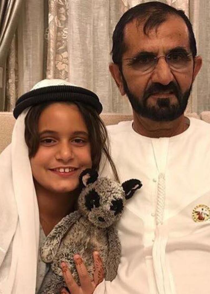 الشيخ محمد بن راشد ينشر هذه الصورة عبر حسابه على الانستقرام مع ابنته مع تعليق طريف: وين عقالي؟