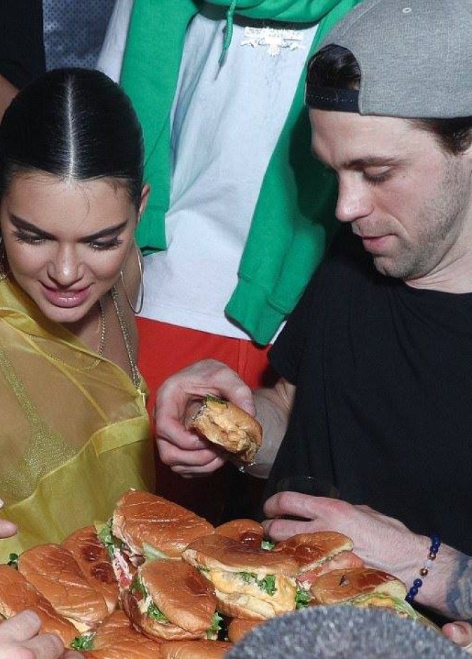 يبدو أن كيندال جينر كانت تتضور جوعاً في حفل ميت غالا بالأمس .. وانقضت على أول سندويش برجر !