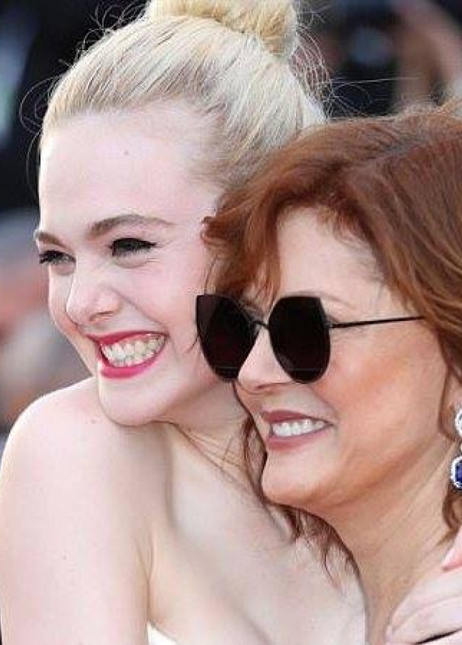 إيل فانينغ تحتضن النجمة سوزانا ساراندون على السجادة الحمراء لمهرجان كان