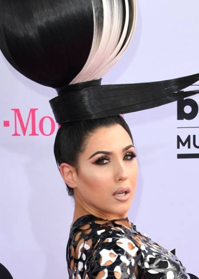 النجمة Z lala بأغرب إطلالة وتسريحة شعر في حفل بيلبورد