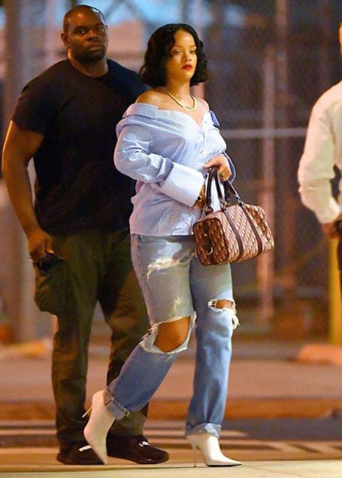 ريهانا تظهر بزيادة وزن ملحوظة خلال تجولها أمس في منهاتن !