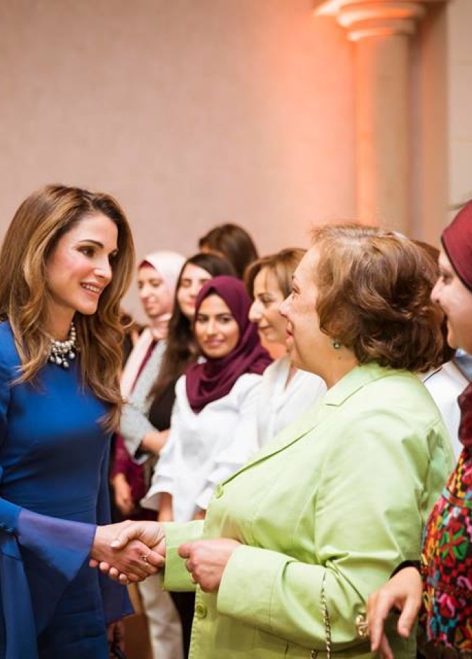 الملكة رانيا خلال إفطار مع مجموعة من السيدات الأردنيات في قصر رغدان في العاصمة الأردنية عمان بالأمس