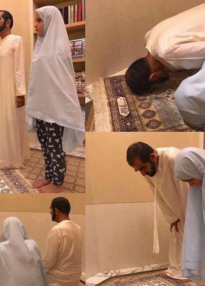 الشيخ محمد بن راشد وابنته الجليلة خلال تأديتهما لصلاة المغرب بالأمس