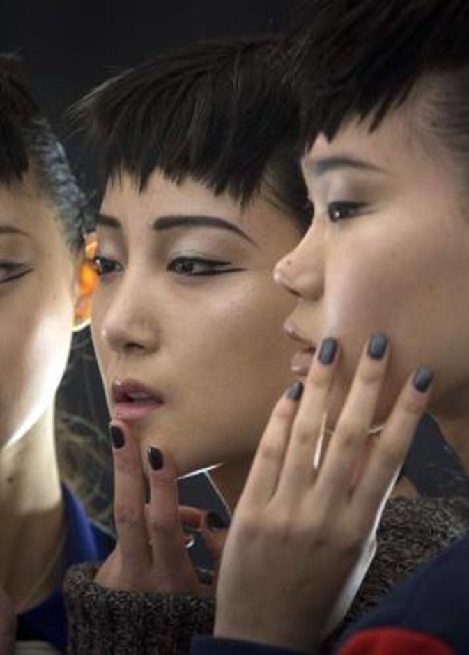 عارضات أزياء يستعرضن ماكياجهن وألوان أظافرهن في كواليس عروض أزياء أسبوع نيويورك لأزياء خريف وشتاء 2014