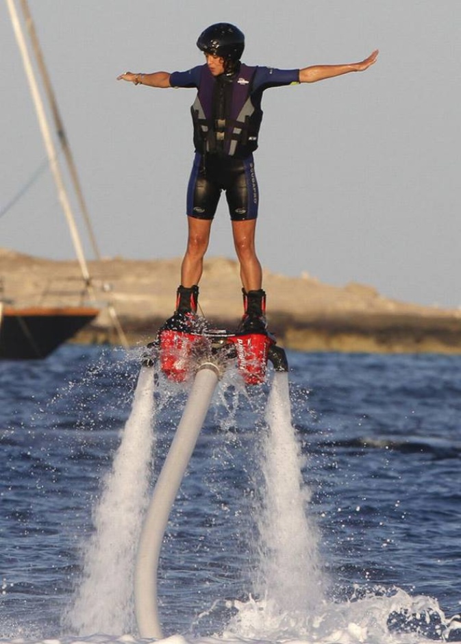 ترى هل تحاول Michelle Rodriguez تقليد المشهد الشهير في فيلم تايتانيك .. أم أنها تحاول تجربة شعور الطيران؟