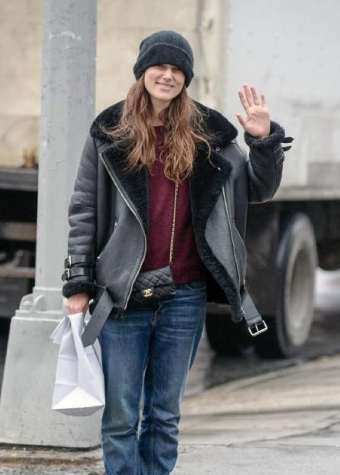 الجميلة كيرا نايتلي بإطلالة شتوية كاجوال في أحد شوارع نيويورك يوم أمس