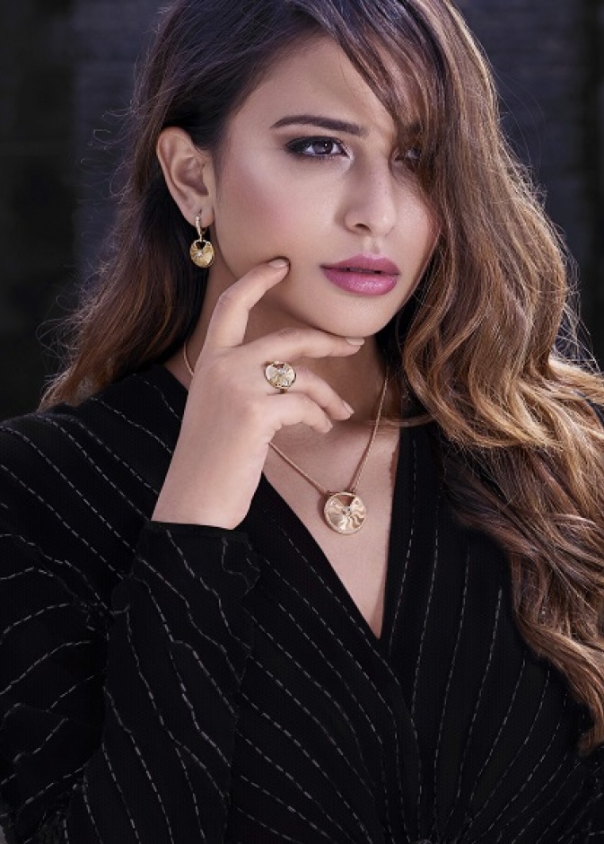 لما العقيل تتزين بقلادة "أموليت" Amulette من كارتييه 