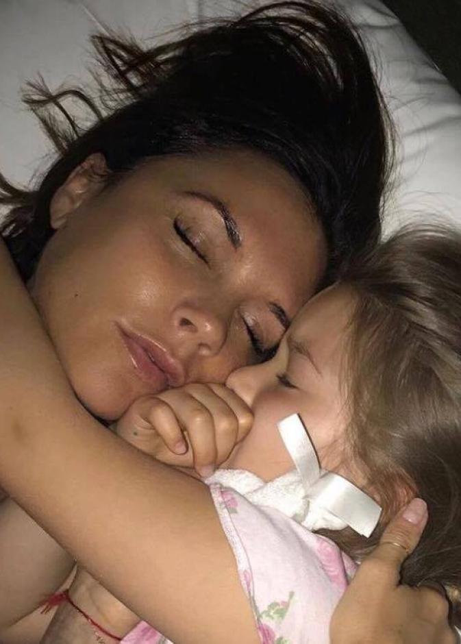 صورة عفوية لفيكتوريا بيكهام محتضنة ابنتها هاربر