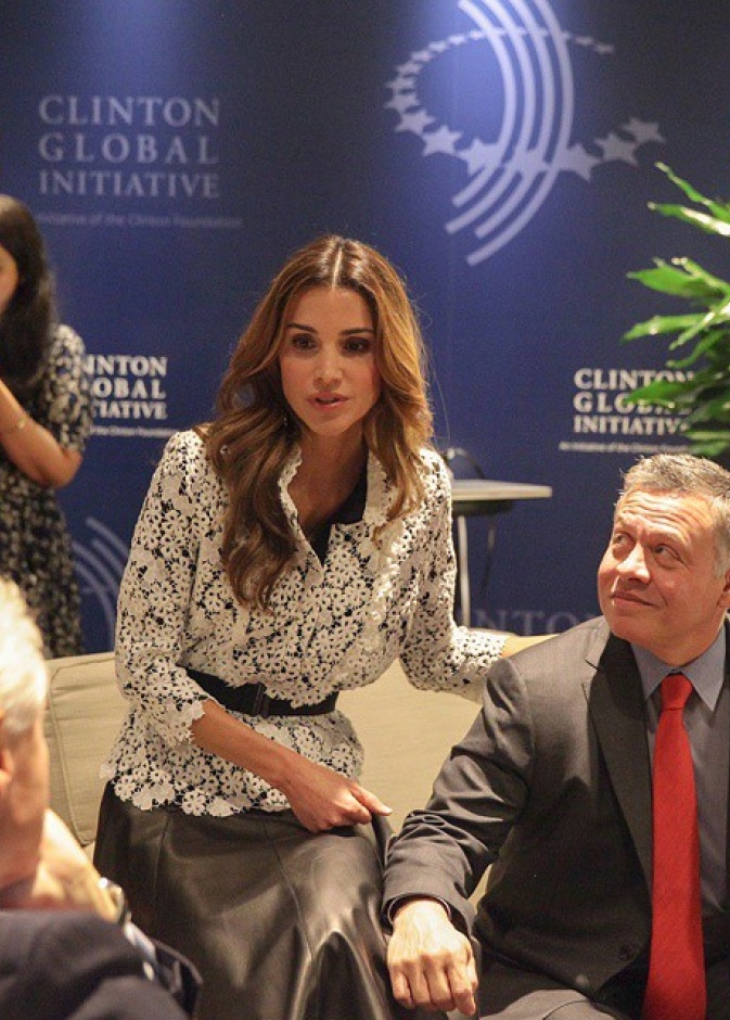 في لقطة رومانسية ... الملكة رانيا تدعم الملك عبدالله قبل مشاركته في مبادرة كلينتون العالمية