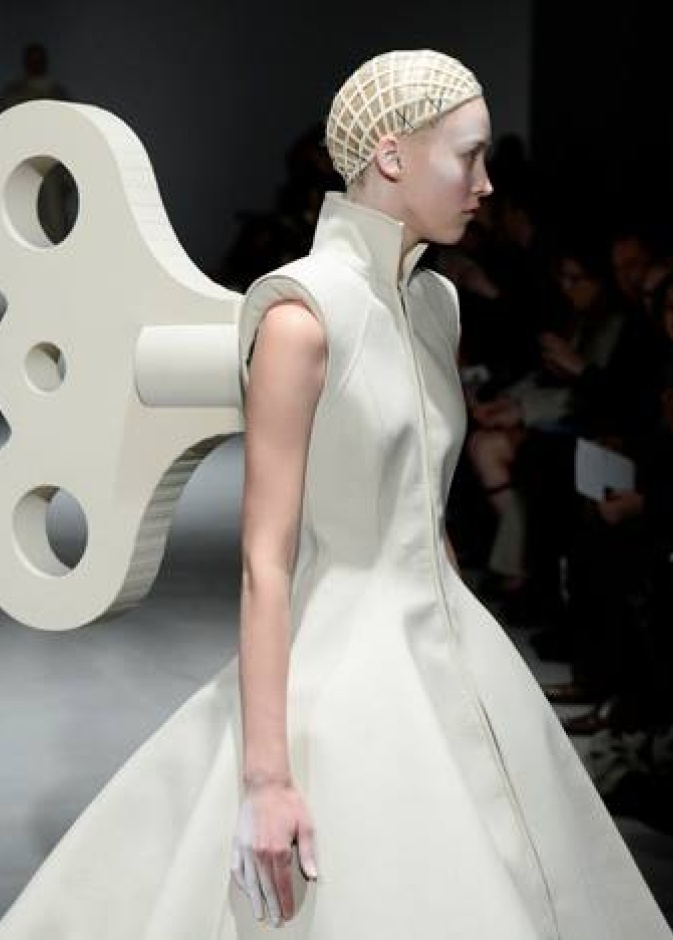 هل هي عارضة أزياء أم مجرد دمية تتحرك على منصة عرض أزياء Gareth Pugh's؟