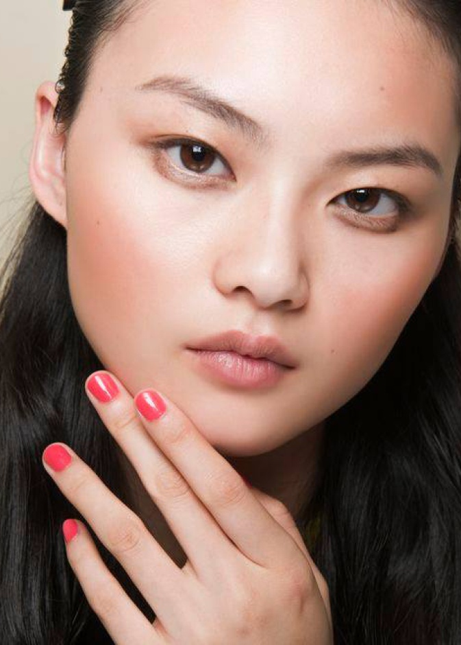 الوان اظافر برتقالية فاتحة.