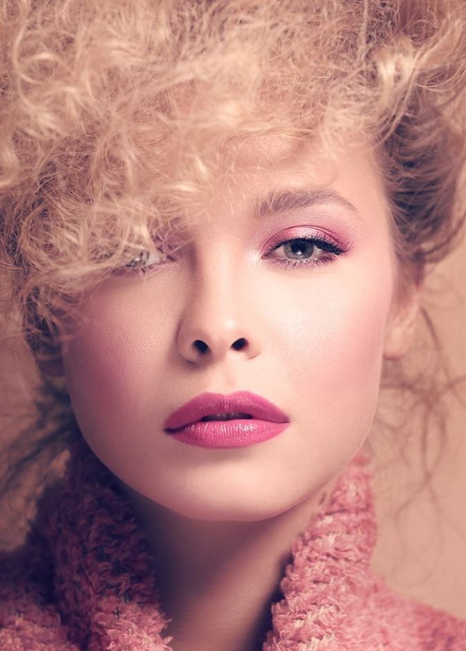 جيجي حديد بمكياج وردي ناعم يذكرنا بتفترة الثمانينات