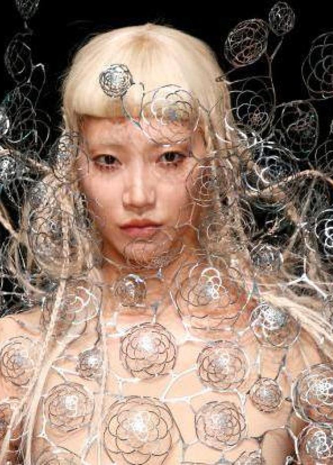 تصميم غريب من Iris Van Herpen Haute خلال عروض أزياء الألبسة الفاخرة لخريف وشتاء 2017 في باريس