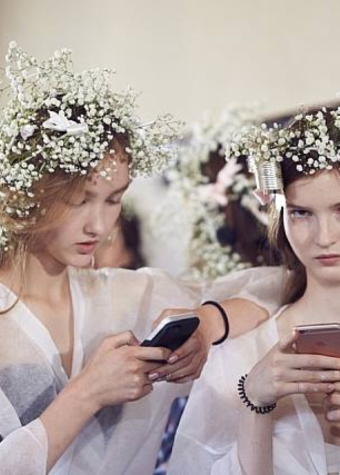 صوة من خلف كواليس عرض أزياء Roderate في باريس