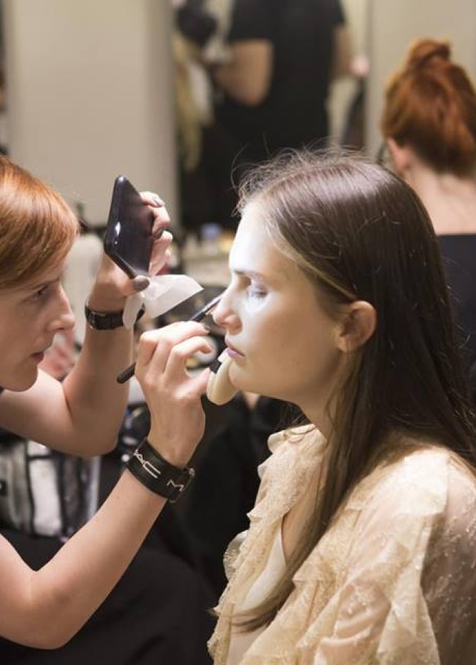 عارضة أزياء تخضع للمسات الأخيرة قبل انطلاق عرض ستيفان رولان في باريس بالأمس