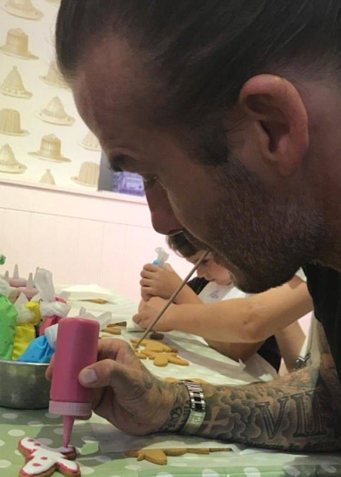 ديفيد بيكهام يشارك في تزيين كعك عيد ميلاد ابنته هاربر حيث تم الاحتفال بها يوم أمس