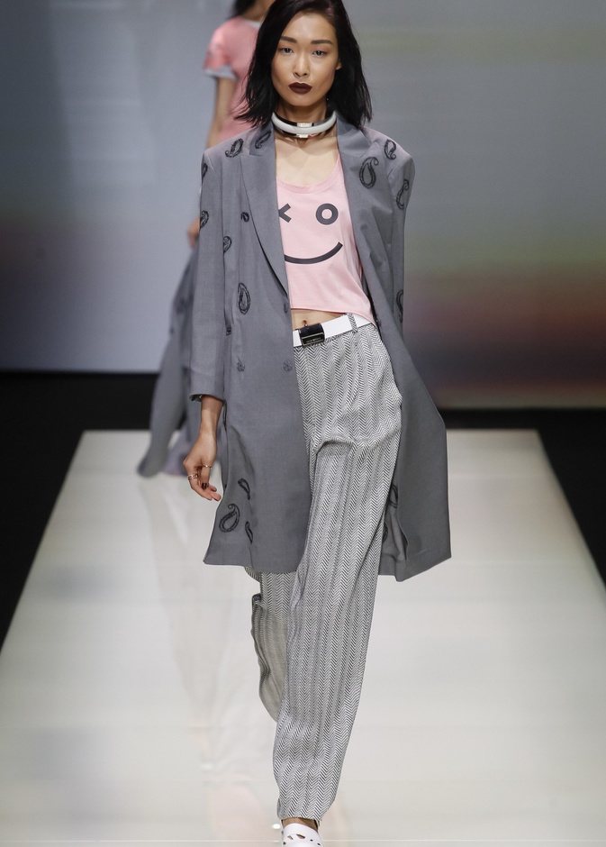 Emporio Armani يُحيي موضة البرمودا والقصّات الذكورية