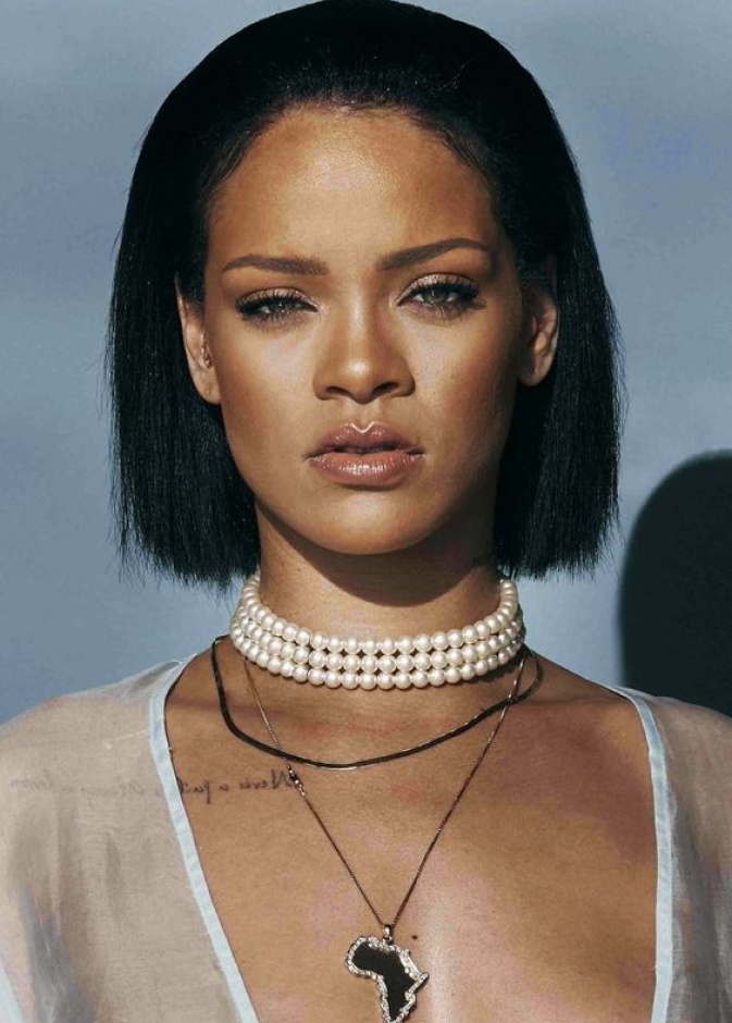 عقد لؤلؤ رائع يزين عنق ريهانا 