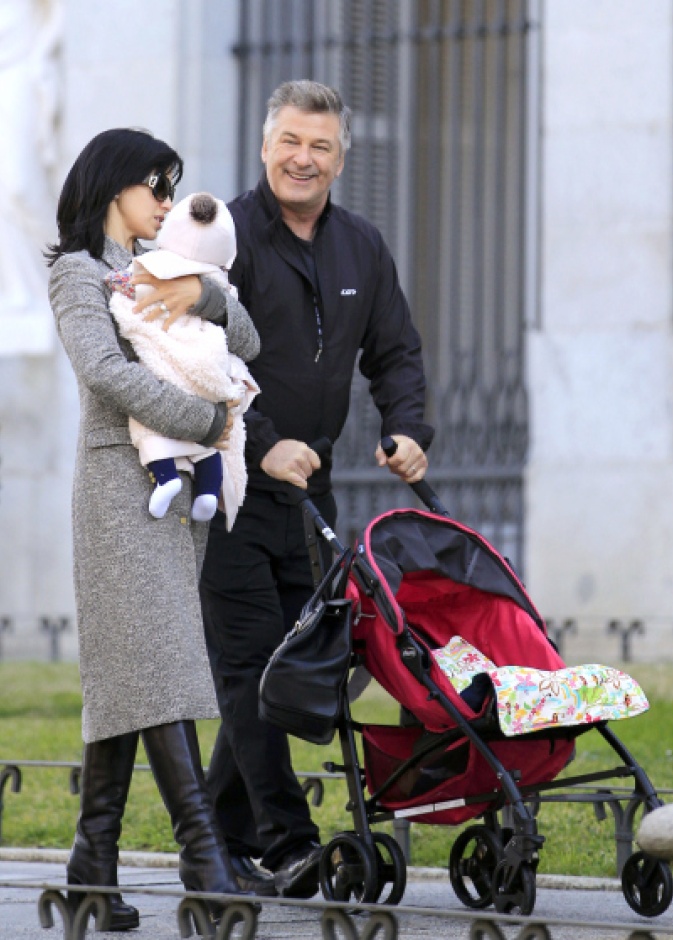 النجم الك بالدوين يرسم على وجهه ابتسامة نادرة وهو يتمشى مع زوجته هيلاريا وطفلهما في مدريد