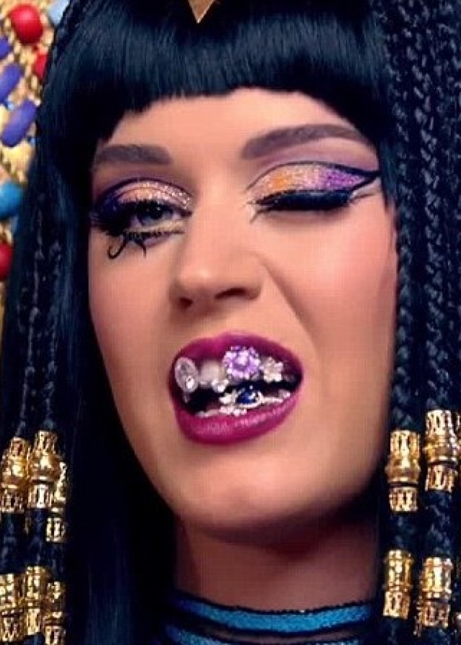 كايتي بيري تتقمص شخصية كليوبترا على طريقتها في فيديو كليب دعائي لأغنيتها Dark Horse 