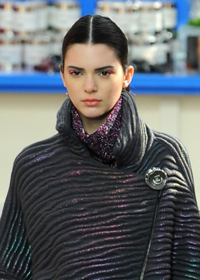 شانيل تكسر قواعد الفصول بماكياجها الملوّن