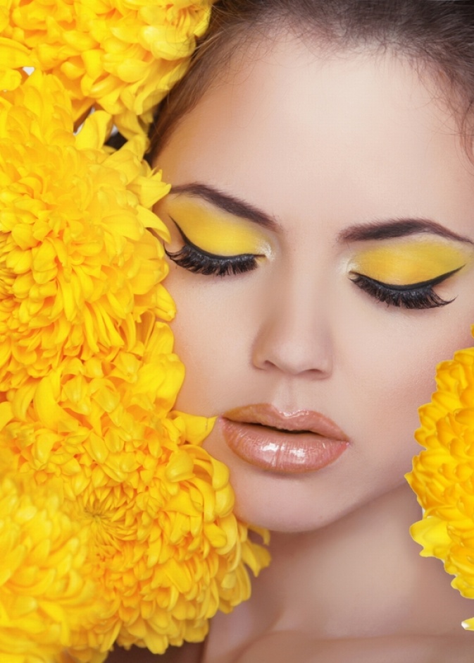 عيناك مشرقتان بالظلال الصفراء والآيلاينر الأسود