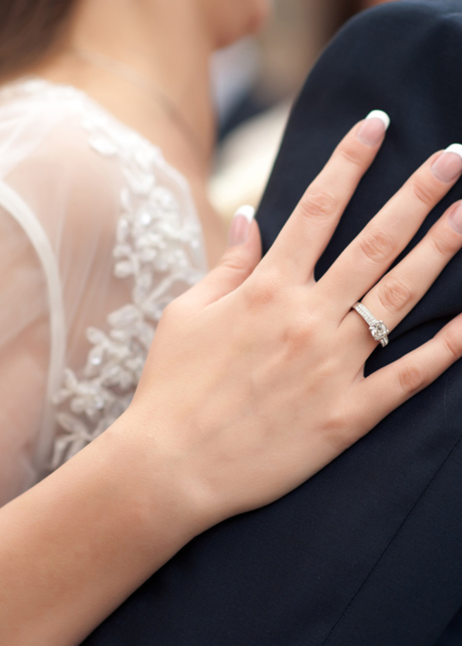 يداك لامعتان في عرس الأحلام