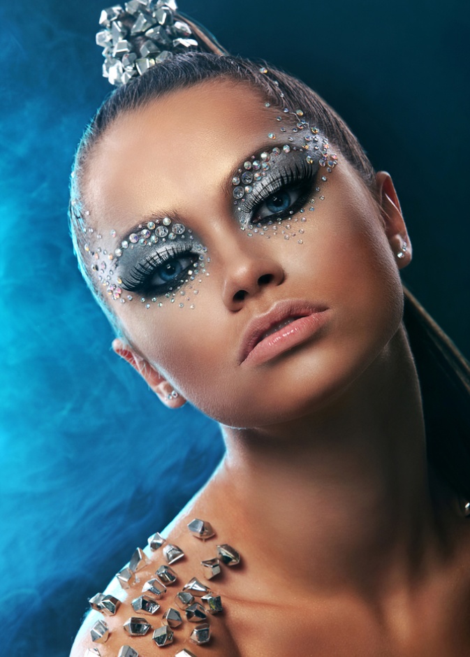 نظرتك برّاقة وشفاهك تشعّ لمعاناً